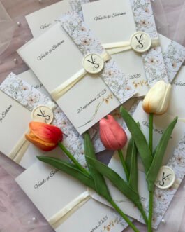Invitație de nuntă pliată Garden Elegance 🌿 – Model Floral cu Fundiță & Sigiliu de Ceară 🎀